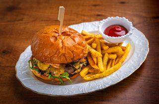 სმეშ ბურგერი წითელ ღვინოში კარამელიზებული ხახვით, კარტოფილი ფრი