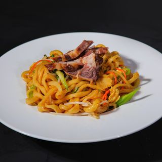 Ramen freschi fatti a mano saltati