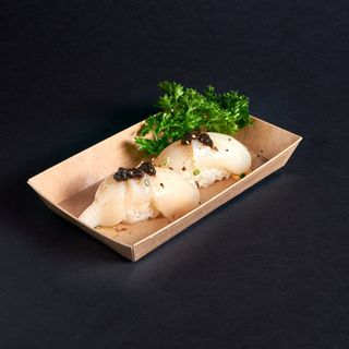 Nigiri de Vieira Braseda con Pate de Trufa Blanca