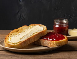 Tostada De Mantequilla Y Mermelada