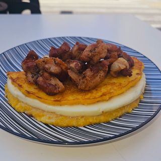 Cachapa de Queso y Cochino Frito