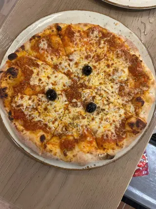 Pizza Bolognese + gratis piće