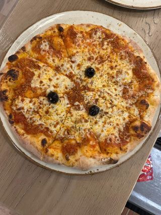 Pizza Bolognese + gratis piće