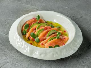 Свіже цитрусове севіче з лосося, ніжного авокадо, грейпрфрута і малини