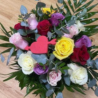 Ramo de 12 rosas surtidas