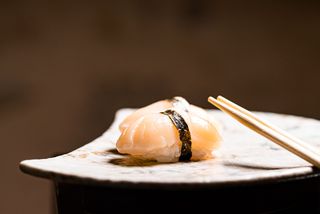 NIGIRI DE VIEIRAS FLAMBEADAS