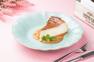 Баскський чізкейк із карамеллю і крамблом