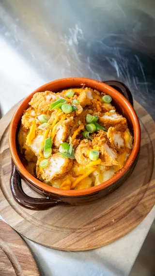 Cartof cu crispy de pui și sos cheddar