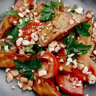 Салат из хрустящих баклажан и томатов                           