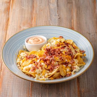 Chipsuri de casa cu bacon crocant, mozzarella si Cheddar + sosul casei