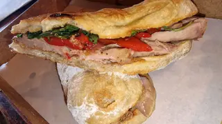 Bocadillo De Ventresca Y Pimiento