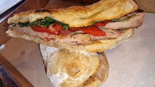 Bocadillo De Ventresca Y Pimiento