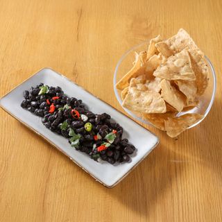 Nachos con frijoles negros