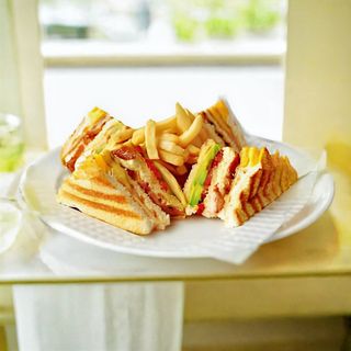 Клаб-сендвич с курицей и ветчиной + фри