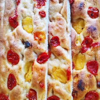 Focaccia genovese con pomodorini con bibita 
