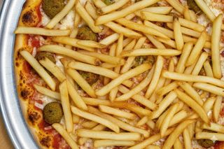 Pizza falafel e patate fritte