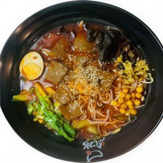 Fideos de Trigo con Sangre de Pato y Vegetales