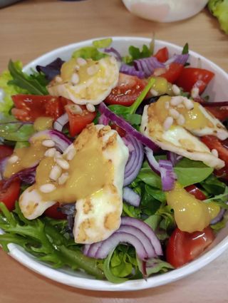 Салата с гриловано халуми 300 гр.