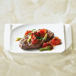 Нежная телятина с запеченным черри