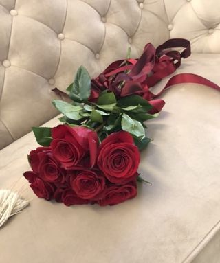 Buket ruža sa mašnama 5 ruža