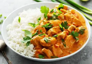 Pollo al curry con arroz blanco