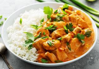 Pollo al curry con arroz blanco