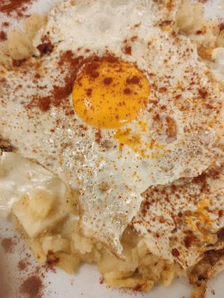 Ración De Huevos Rotos con Torta Del Casar