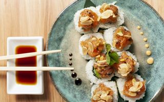 U108.Uramaki nido roll