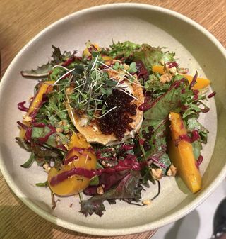 Салата със запечено козе сирене, праскови и балсамови перли