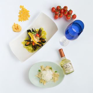 Tagliatelle cu fructe de mare și sos pesto