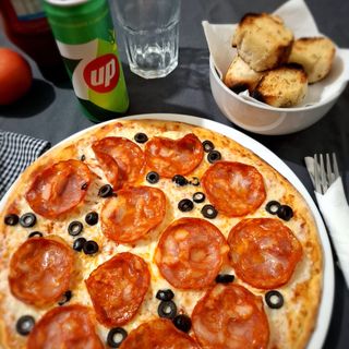 MENU ORIGINAL 1 pizza média + bebida lata e pão de alho de OFERTA