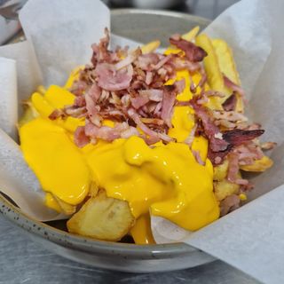 Cartofi prăjiți cu sos cheddar și bacon 