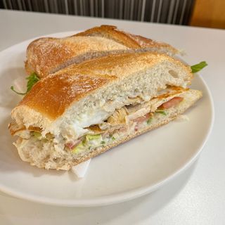 Bocadillo De Pechuga De Pollo Con Lechuga