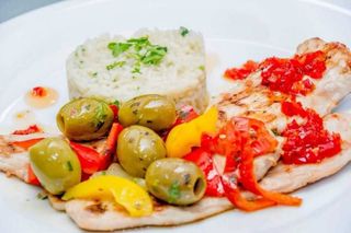 Piept de curcan cu măsline și orez