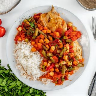 Pileći file u povrću sa prilogom