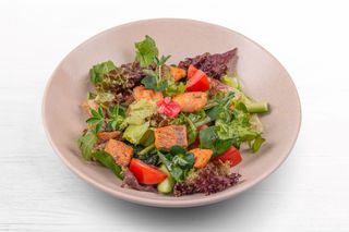 Микс салата с жареной форелью и овощами (350 гр.)