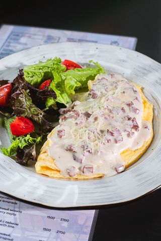 Омлет под кремовым соусом из копченой говядины