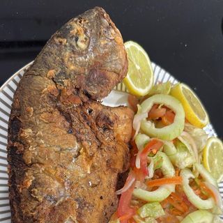 Plato Dorada Frita Con Patatas Fritas Y Ensalada