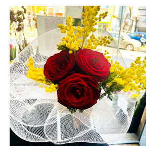 3 rose grande con mimosa.