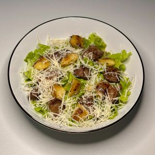 Салат з курячою печінкою та карамелізованим яблуком