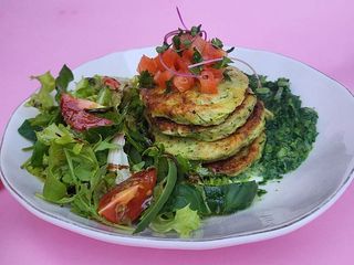 Оладки із цукіні з тартаром з томатів