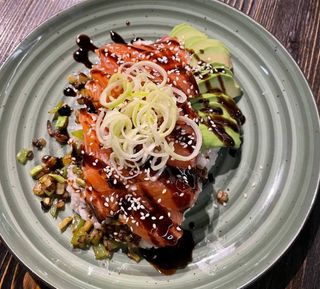 Найніжніший лосось у соусі Унагі з рисом, авокадо та мікс-салатом