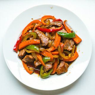 Porc cu legume pe placa incinsa