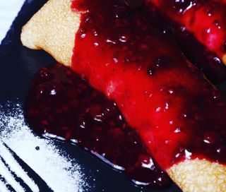 Palačinke sa šumskim voćem i sladoledom od Vanille