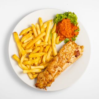 Punjena piletina s pomfritom, kruh i prilog