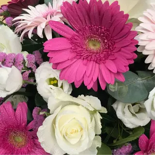 Bouquet misto di fiori di stagione dai colori rosa e fucsia- media