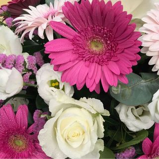 Bouquet misto di fiori di stagione dai colori rosa e fucsia- media