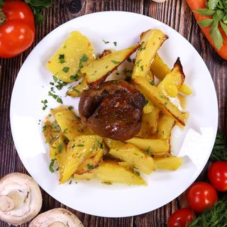 Бавно приготвен свински джолан с печени картофки на фурна (400г)