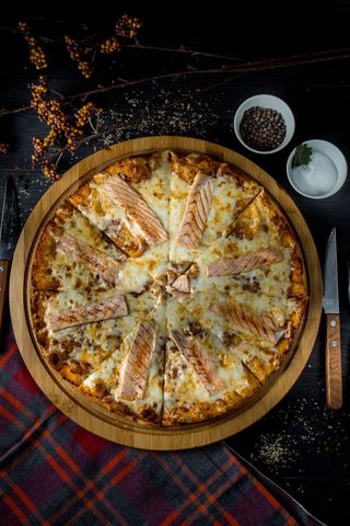 Пицца с красной рыбой