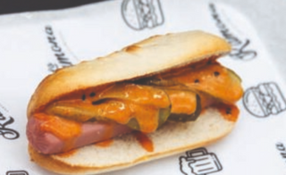 Ramoncito de salchicha con pepinillo y salsa Emmy Ramona